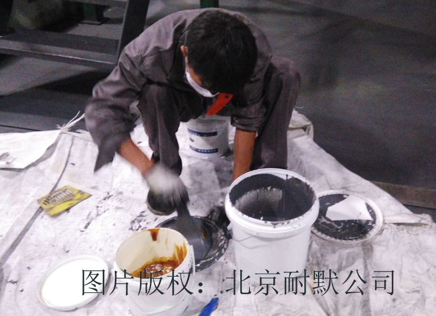 正在配制KN99898環氧樹脂耐磨顆粒膠 正在配制KN99898環氧樹脂耐磨顆粒膠